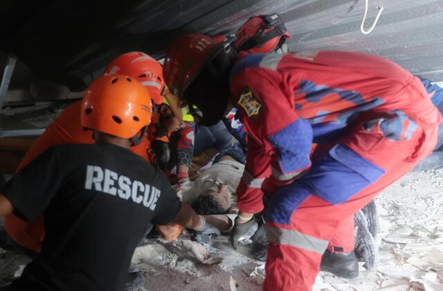 1c0e9a6f13564213ad7d3bd63a8183c7APTOPIX Indonesia Building Collapsed 10431