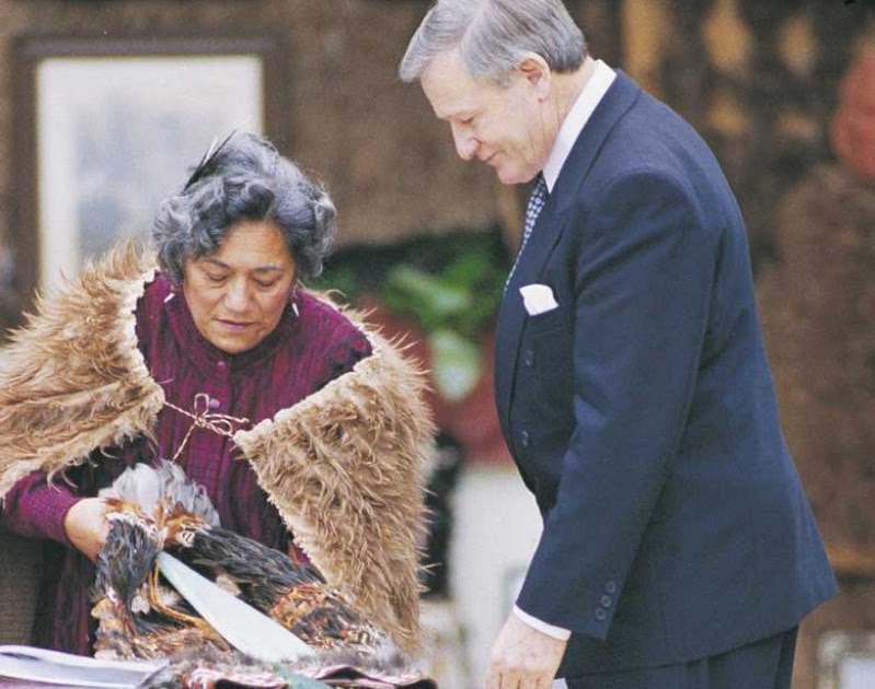 Maori Queen Dame Te Atairangikaahu presenting Prime Minister Jim Bolger